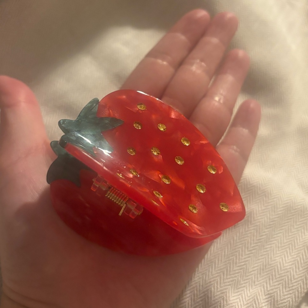 Lisa says gah strawberry hair clip